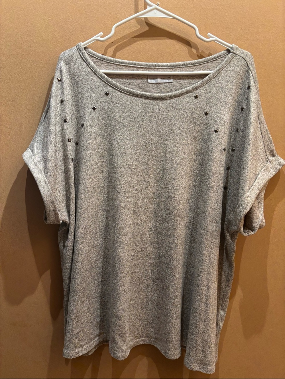 Linda Matthews grey short sleeve top with stud embellishments size 3X